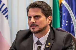 Alexandre de Moraes suspende uso de tornozeleira pelo senador Marcos do Val.