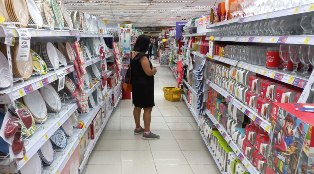 Vendas no comércio recuaram 0,3% em Julho e caem pelo quarto mês consecutivo.
