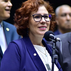 Alexandre de Moraes libera redes sociais da deputada Carla Zambelli.