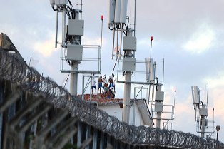 Presídios do Rio de Janeiro terão equipamentos para bloquear sinal de celular.
