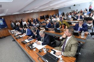 Senado: Comissão aprova regras para cartão corporativo e contratos com ONGs.