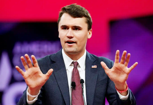 Covardia: Charlie Kirk, influenciador aliado de Trump, morre após ser baleado em evento nos EUA.