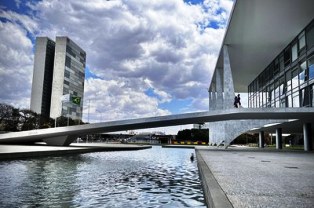 PEC do Orçamento mínimo para o Setor da Defesa é tema de debate na CRE.