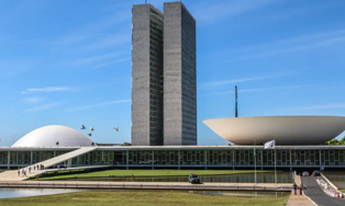 Senado aprovou pena maior a quem fornecer drogas ou bebidas a menores de idade.