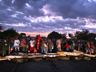 No Tocantins, grupo de invasores do MST bloqueiam Rodovia para cobrar desapropriação de área.