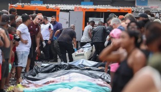 Moradores retiram cerca de 60 corpos em área de mata após Operação policial.