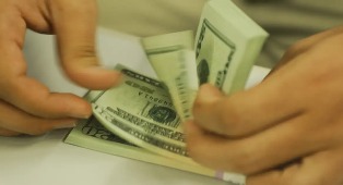 Ontem a Bolsa teve queda de 0,3% e o Dólar teve nova alta.