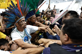 Manifestantes indigenas e de partido político confrontaram Segurança para entrar em área restrita da COP 30.