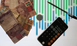 Banco Central fecha cerco a Contas-Bolsão e regulamenta serviços bancários.