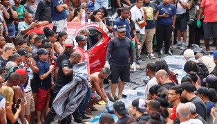 Últimos corpos de bandidos mortos em confronto com a Polícia em Operação no Rio deixam o IML.