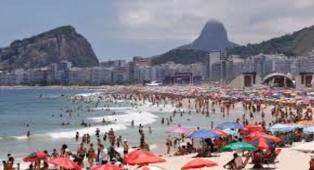 O Hell de Janeiro: Bebidas destiladas são encontradas enterradas na praia de Copacabana!