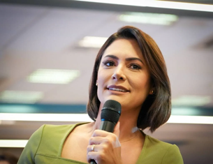 Presidente Bolsonaro passou por nova cirurgia para tratar soluço, diz Michelle Bolsonaro.