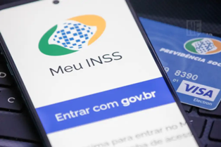 INSS bloqueia repasses a Master por problemas em Empréstimos Consignados.