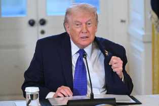 Donald Trump anuncia Tarifas de 25% a países que negociarem com Irã.