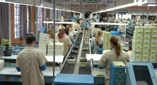 Faturamento da indústria subiu, mas emprego caiu pelo terceiro mês.