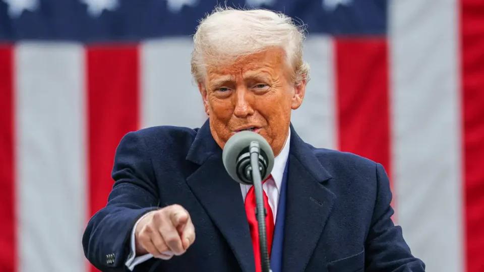 Donald Trump diz que quer comprar Groenlândia sem uso da força .