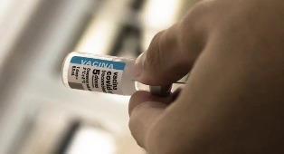 Após cinco anos de vacinação, Covid-19 ainda preocupa.