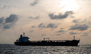 EUA apreendem dois navios que transportariam petróleo da Venezuela.