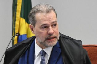Dias Toffoli cita “fartos indícios” de novos crimes de dono do Banco Master.