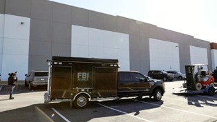 FBI faz buscas em escritório eleitoral na Geórgia, acusado de fraude por Donald Trump.