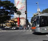 Dezenas de ônibus de uma mesma empresa urbana são apedrejados no Distrito Federal.