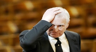 Ex-príncipe Andrew é detido por suspeitas de envolvimento com Epstein.