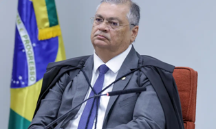 Flávio Dino manda suspender pagamento de penduricalhos nos Três Poderes.