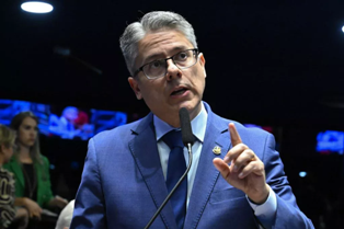 Senador foi à PGR e pedir afastamento de Dias Toffoli do caso Master.