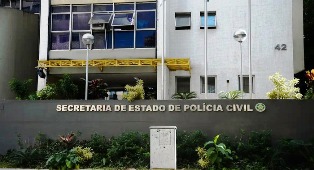 Polícia Civil do Rio de Janeiro apreende bombas caseiras e diz que grupo faria atentados.