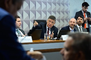 CPMI do INSS: Carlos Viana pedirá ao STF devolução de documentos sobre Daniel Vorcaro.