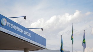 Ação da AGU visa obrigar autor de feminicídio a ressarcir pensão do INSS.