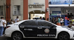 Adolescente envolvido em Estupro coletivo no Rio se entrega à Polícia.