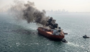 Em ato criminoso, Irã incendeia petroleiro gigante perto de Dubai após alertas de Trump.