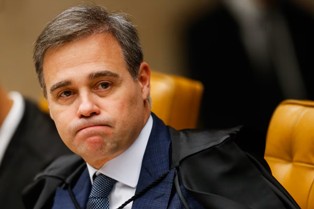 Ministro André Mendonça proíbe gravação de conversas de Vorcaro e advogados na Prisão.