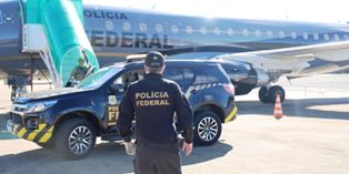 Daniel Vorcaro chega a Brasília em voo da Polícia Federal e vai para presídio federal.