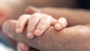 Lei amplia licença-paternidade para 20 dias e cria salário-paternidade.