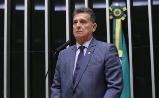 Câmara aprovou projeto que regulamenta a jornada de trabalho de policiais e bombeiros militares.