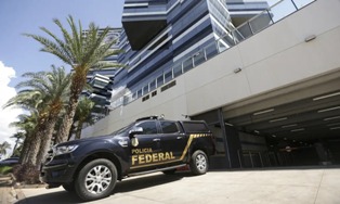 Polícia Federal e CGU investigam descontos não autorizados de pensionistas no INSS.