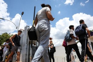 O Brasil atual: Formação de professores a distância mostra desempenho inferior a 53,1%.