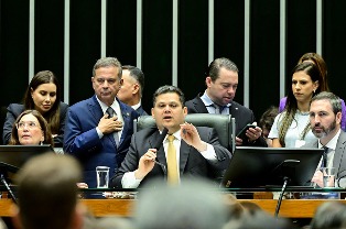 Davi Alcolumbre retira trechos de Veto à Dosimetria de penas e decisão divide parlamentares.