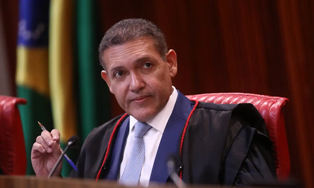 Ministro Nunes Marques toma posse na presidência do TSE e vai comandar as Eleições.