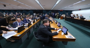 Câmara aprova PEC que amplia imunidade tributária para entidades religiosas.