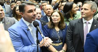Flávio Bolsonaro sugere pagamento por hora em alternativa à escala 6×1.