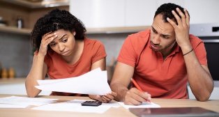 Consumo e tributação aumentam volume de endividamento das famílias.