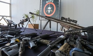 Polícia Militar apreende 16 fuzis e uma metralhadora em Operação no Rio de Janeiro.
