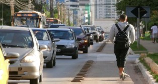 Criando mais regras: Senado analisa regras para circulação de patinetes elétricos.