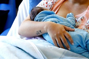 Lei estabelece limite de 30 dias para INSS pagar salário-maternidade.