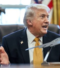Donald Trump diz que Marinha americana vai escoltar navio no Estreito de Ormuz.