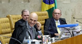 Alexandre de Moraes suspende aplicação da Lei da Dosimetria até decisão do STF.