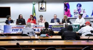 Operadores de Telemarketing denunciam precarização do trabalho e pedem regulamentação da profissão.